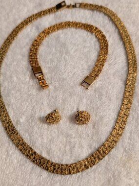 Elegant Gold Necklace, Bracelet And Earrings with Warranty